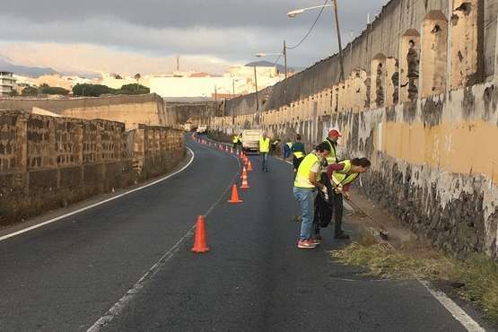 Limpieza de los márgenes de la carretera de Melenara (Foto TA)